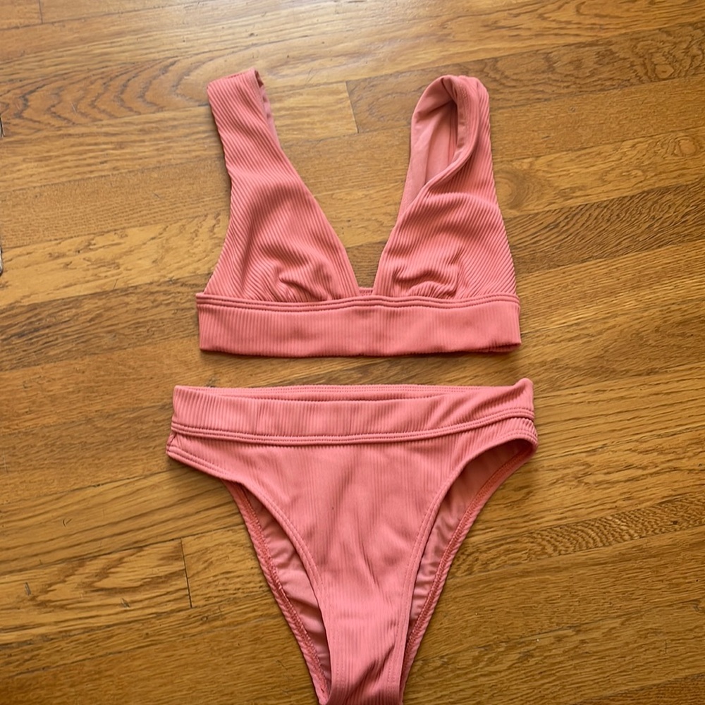 Billabong coral bikini set. Size small